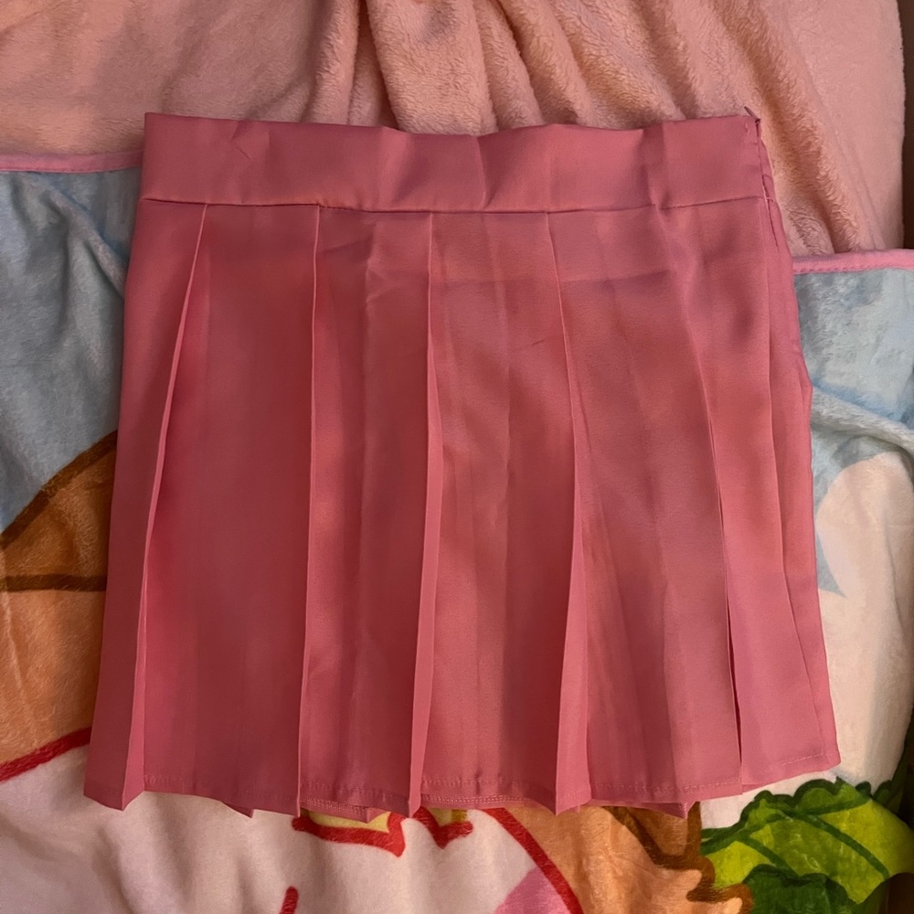 Pink pleated skirt